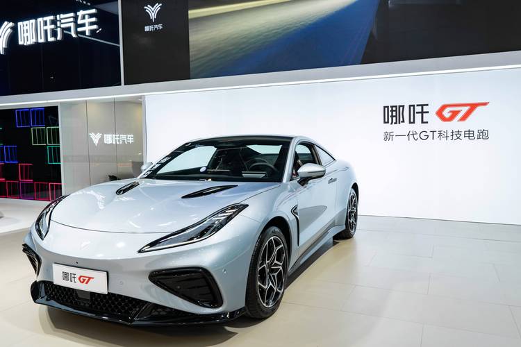 佛山347哪吒汽车在智能汽车领域的表现，领途汽车在新能源汽车市场中的影响力